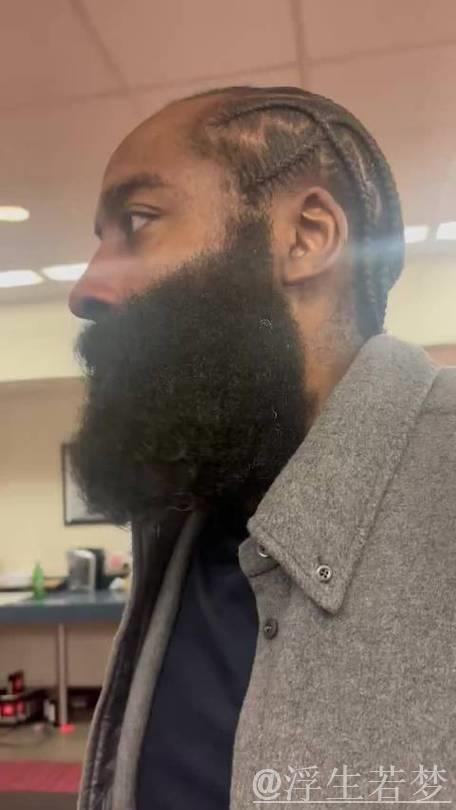 哈登盛赞火箭重建成果，申京与阿门小贾进步显著