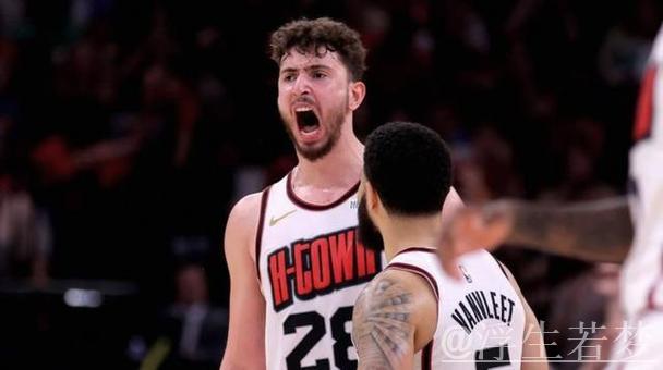 哈登盛赞火箭重建成果，申京与阿门小贾进步显著